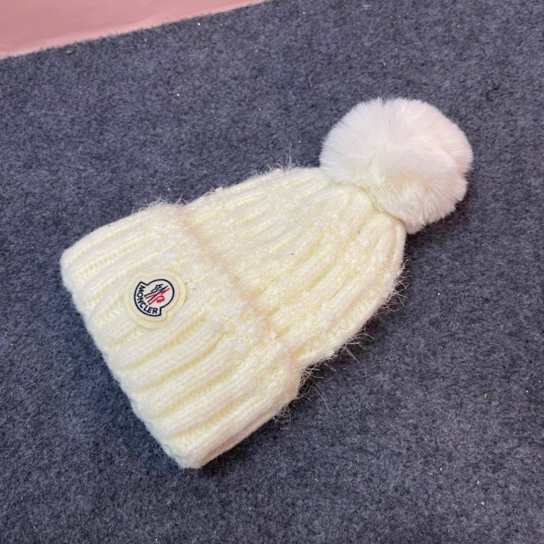 💛【MONCLER蒙口】2025秋冬新款加绒针织毛球毛线帽，保暖时尚～秋冬穿搭必备

