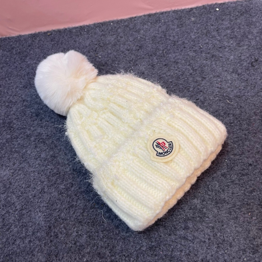💛【MONCLER蒙口】2025秋冬新款加绒针织毛球毛线帽，保暖时尚～秋冬穿搭必备

