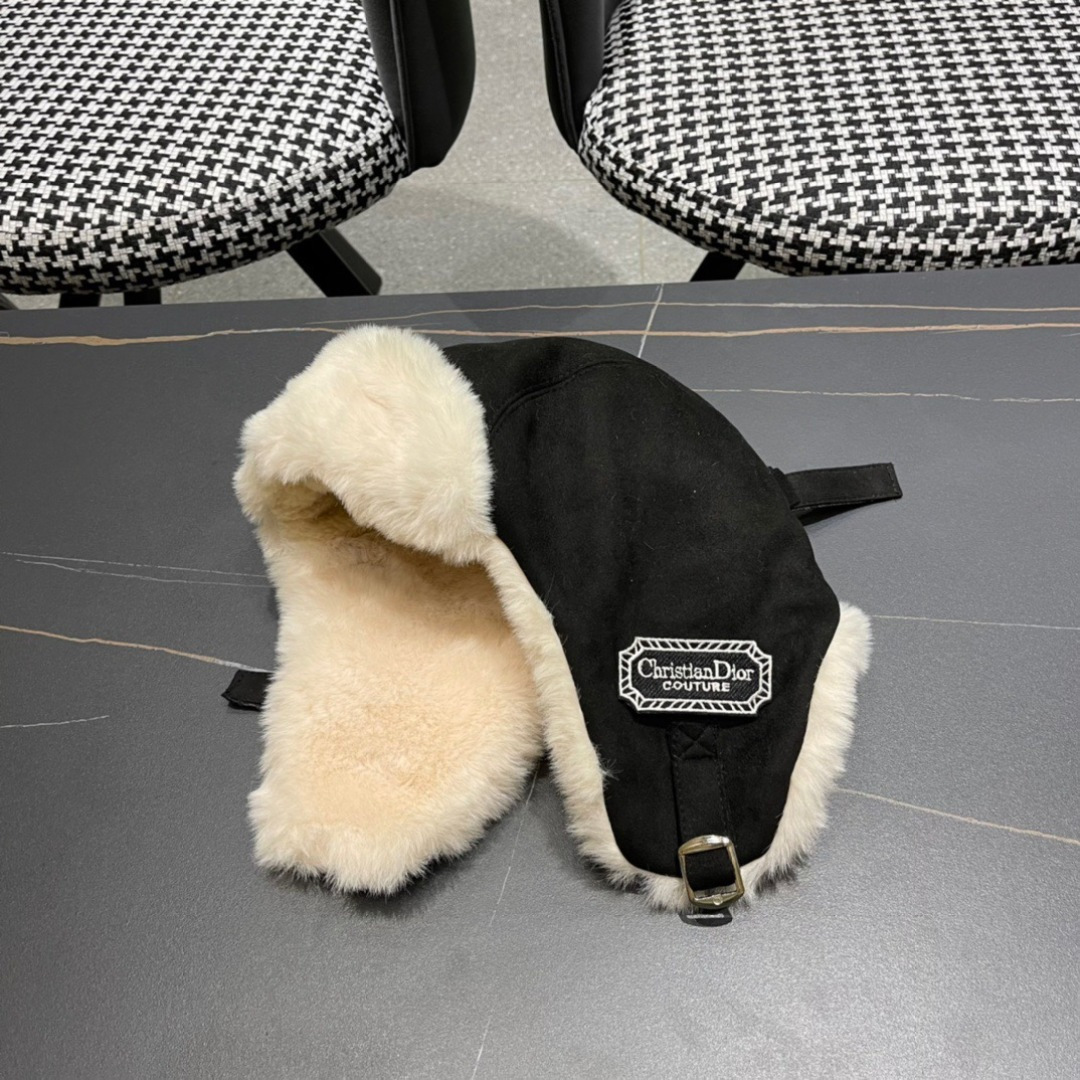  DIOR迪奥 麂皮绒加绒雷锋帽子女防风防寒东北帽百搭加厚骑行护耳帽飞行帽子