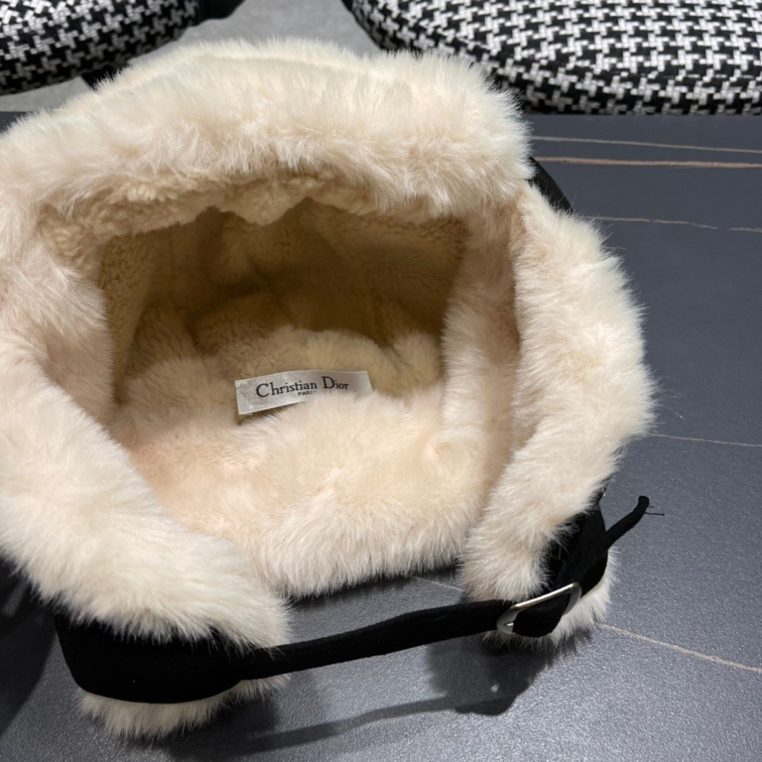  DIOR迪奥 麂皮绒加绒雷锋帽子女防风防寒东北帽百搭加厚骑行护耳帽飞行帽子