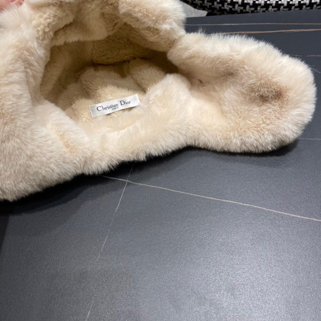  DIOR迪奥 麂皮绒加绒雷锋帽子女防风防寒东北帽百搭加厚骑行护耳帽飞行帽子