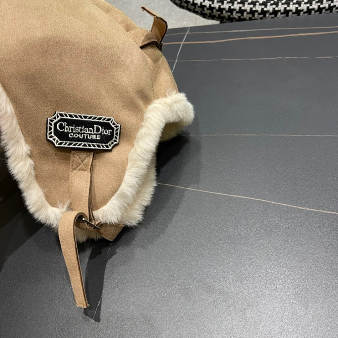  DIOR迪奥 麂皮绒加绒雷锋帽子女防风防寒东北帽百搭加厚骑行护耳帽飞行帽子