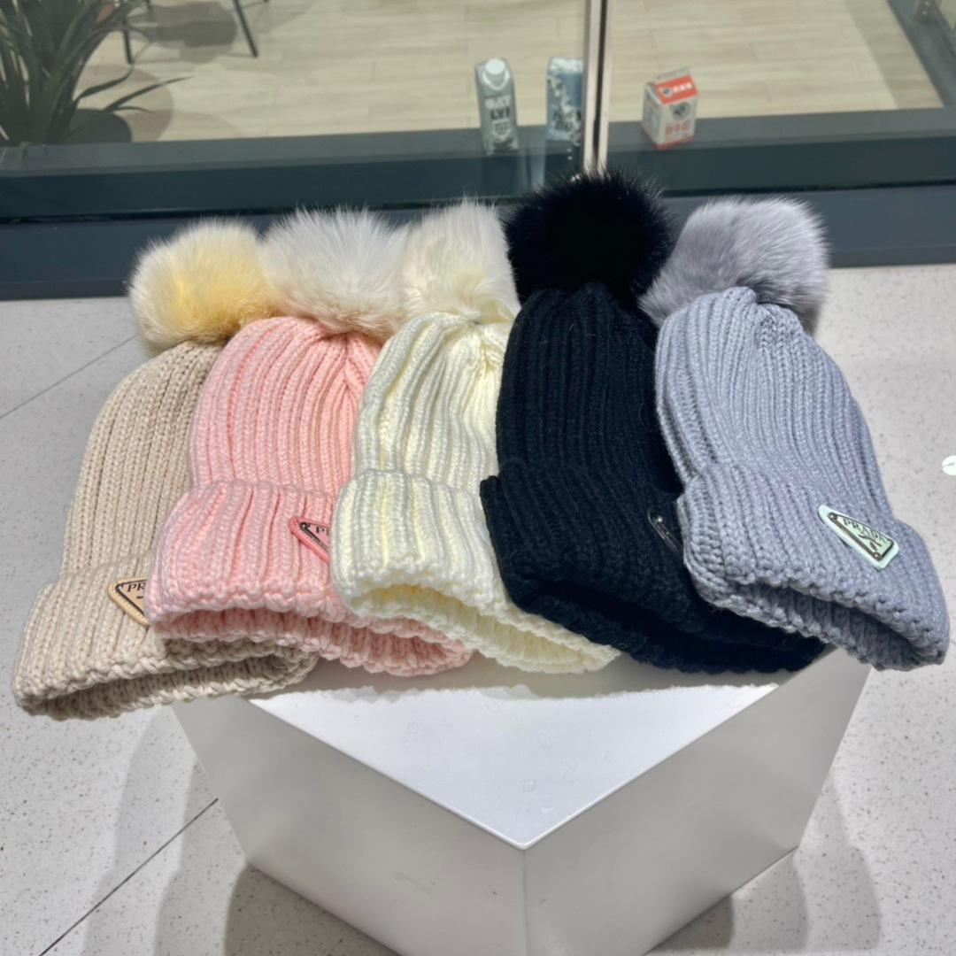  🧢普拉达PRADA👒 2025秋冬配狐狸毛球专柜针织毛线帽，超火爆💖质感一流，出街超好搭配！减龄神器