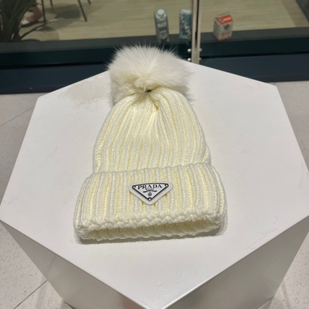  🧢普拉达PRADA👒 2025秋冬配狐狸毛球专柜针织毛线帽，超火爆💖质感一流，出街超好搭配！减龄神器