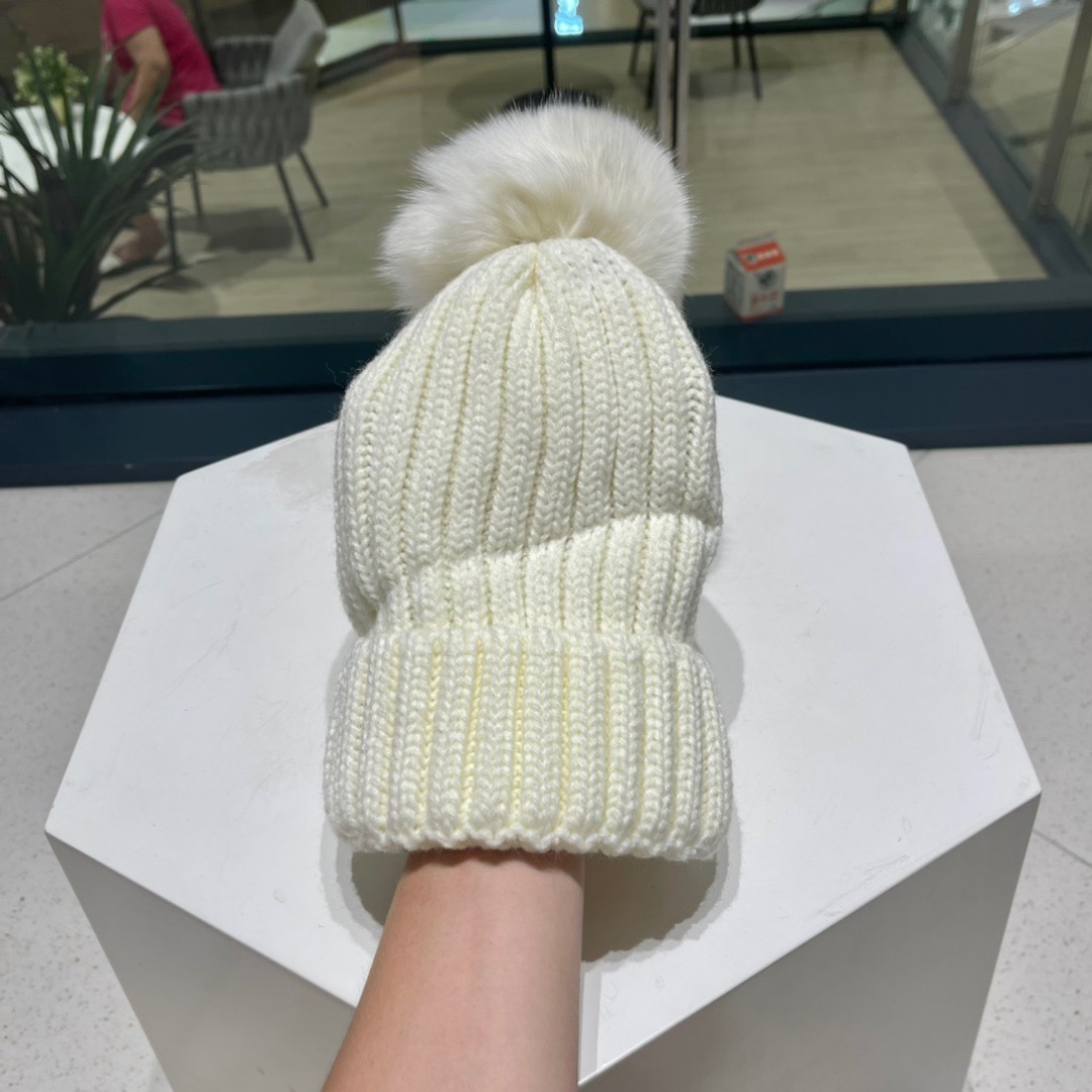  🧢普拉达PRADA👒 2025秋冬配狐狸毛球专柜针织毛线帽，超火爆💖质感一流，出街超好搭配！减龄神器
