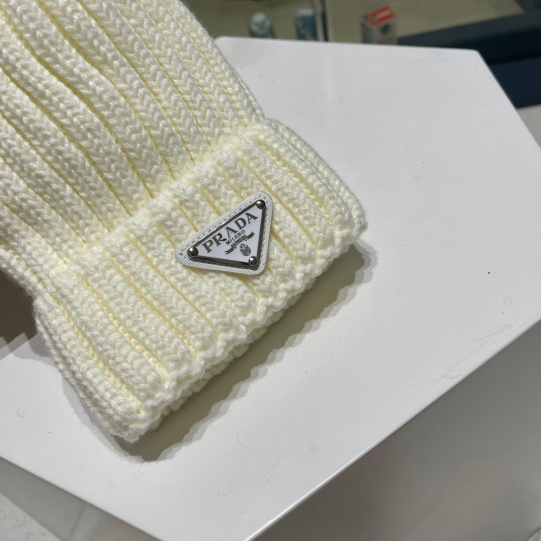  🧢普拉达PRADA👒 2025秋冬配狐狸毛球专柜针织毛线帽，超火爆💖质感一流，出街超好搭配！减龄神器