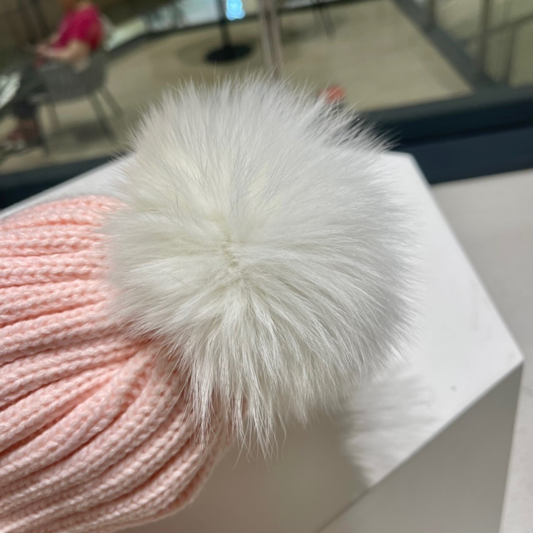  🧢普拉达PRADA👒 2025秋冬配狐狸毛球专柜针织毛线帽，超火爆💖质感一流，出街超好搭配！减龄神器