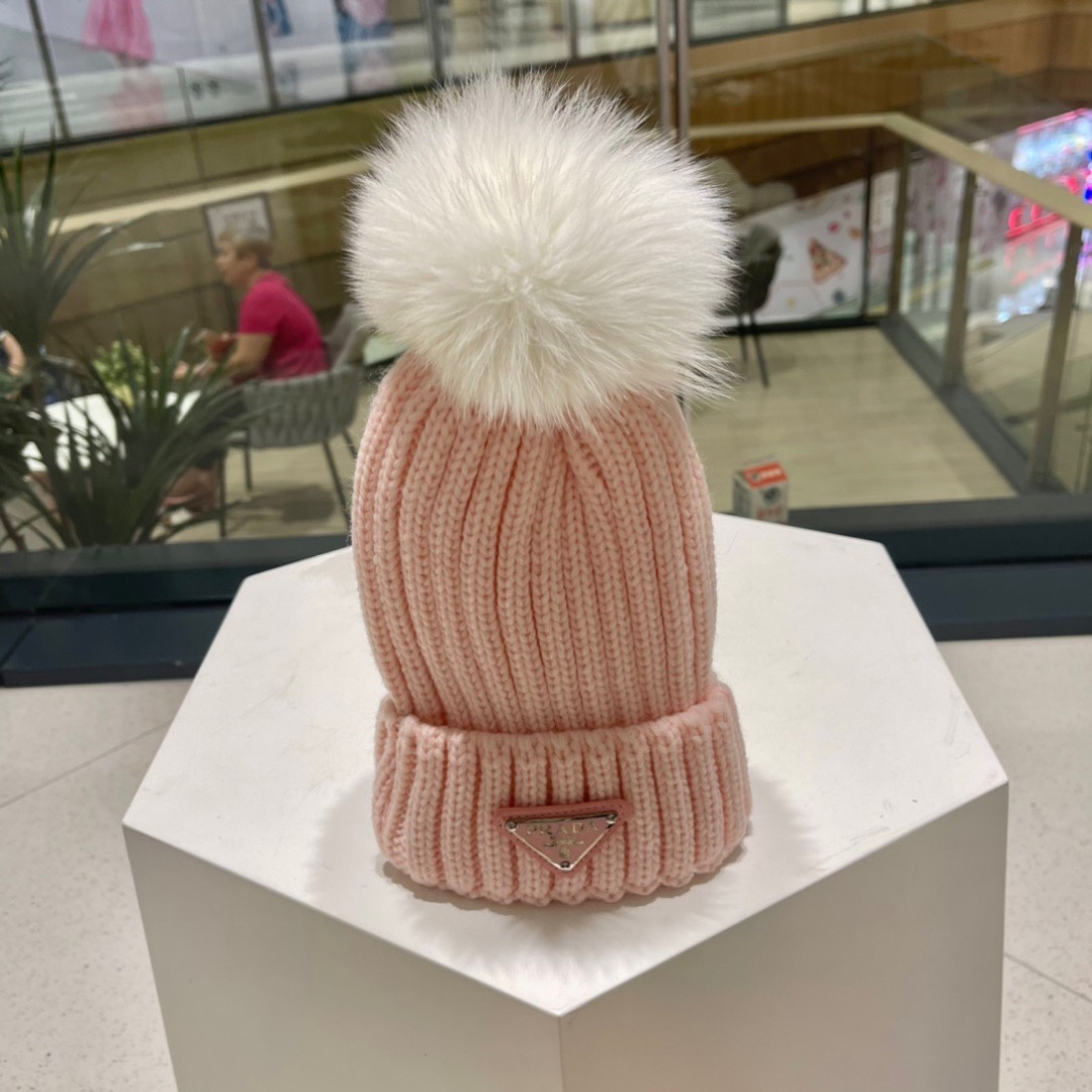  🧢普拉达PRADA👒 2025秋冬配狐狸毛球专柜针织毛线帽，超火爆💖质感一流，出街超好搭配！减龄神器