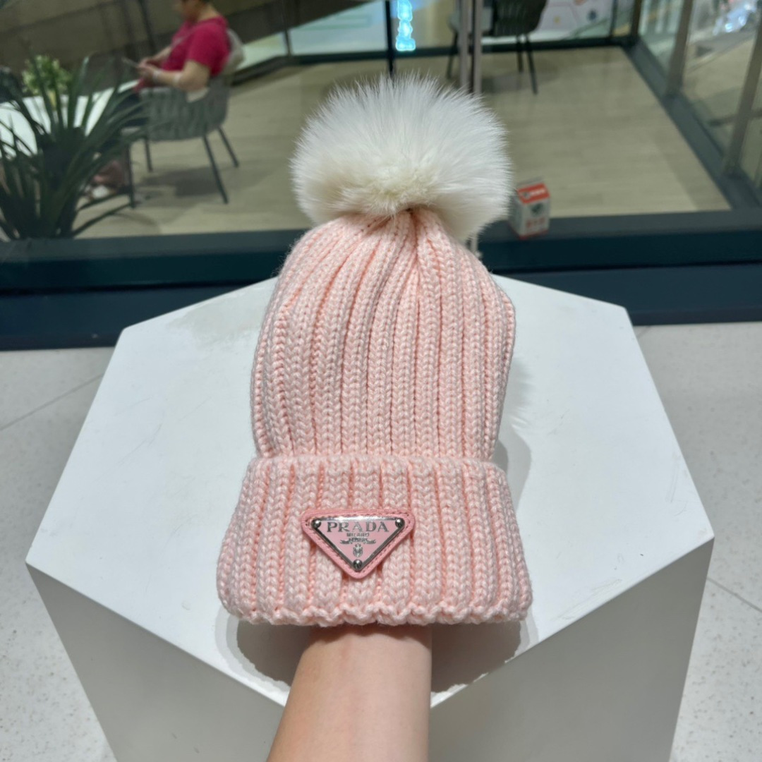  🧢普拉达PRADA👒 2025秋冬配狐狸毛球专柜针织毛线帽，超火爆💖质感一流，出街超好搭配！减龄神器