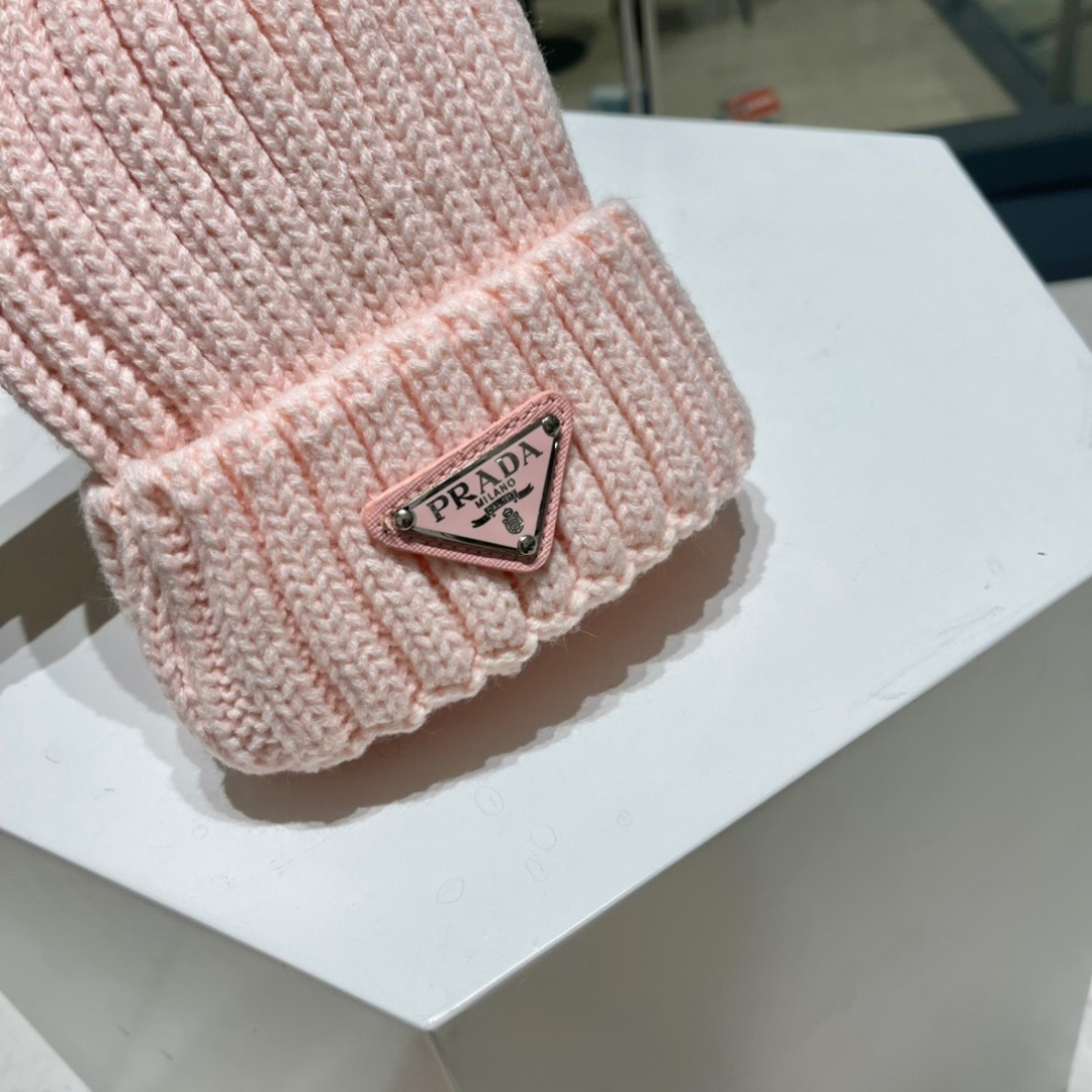  🧢普拉达PRADA👒 2025秋冬配狐狸毛球专柜针织毛线帽，超火爆💖质感一流，出街超好搭配！减龄神器