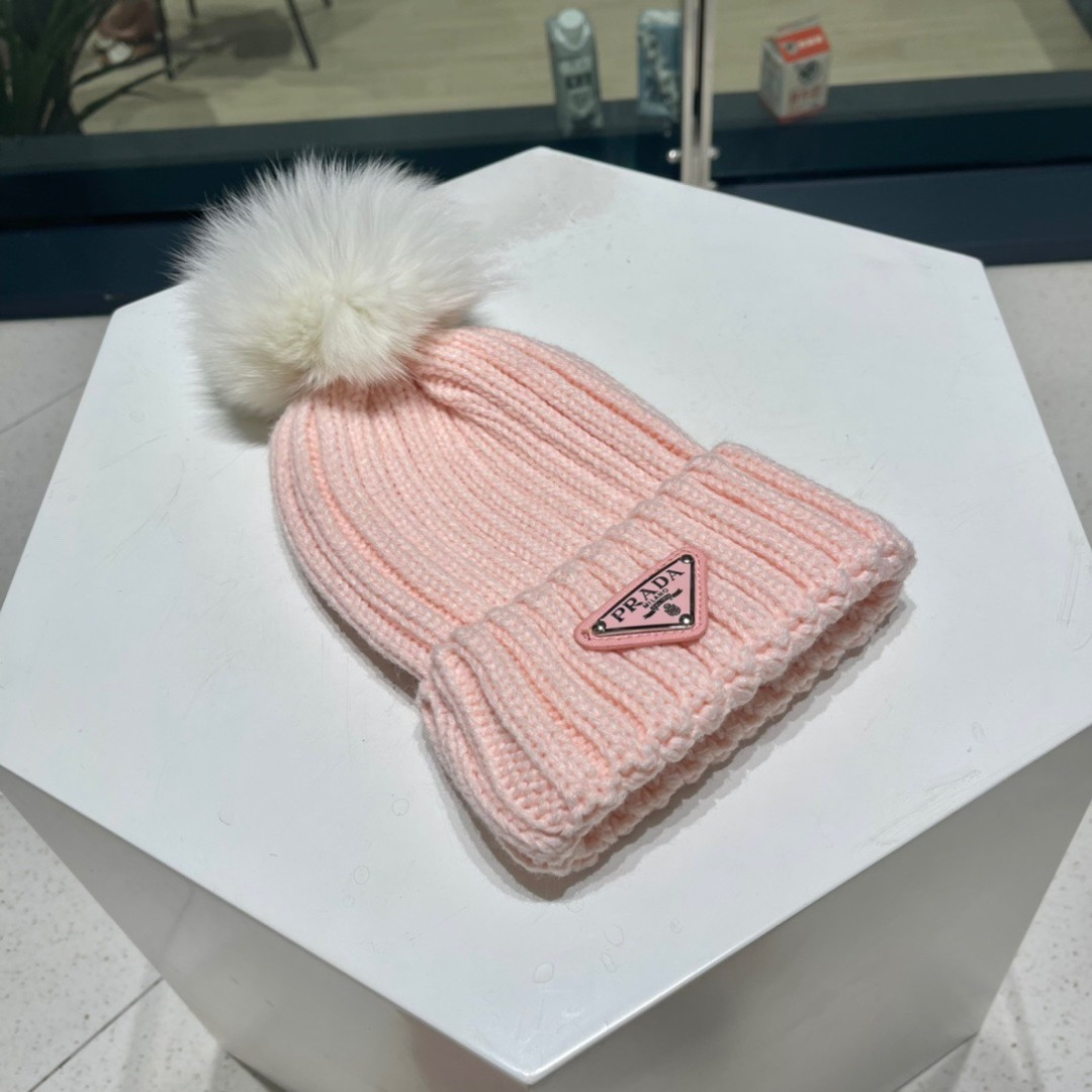  🧢普拉达PRADA👒 2025秋冬配狐狸毛球专柜针织毛线帽，超火爆💖质感一流，出街超好搭配！减龄神器