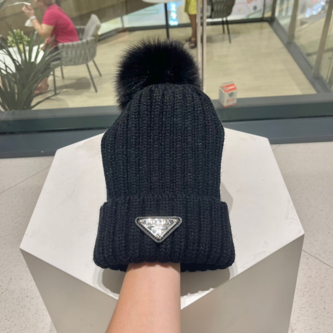  🧢普拉达PRADA👒 2025秋冬配狐狸毛球专柜针织毛线帽，超火爆💖质感一流，出街超好搭配！减龄神器