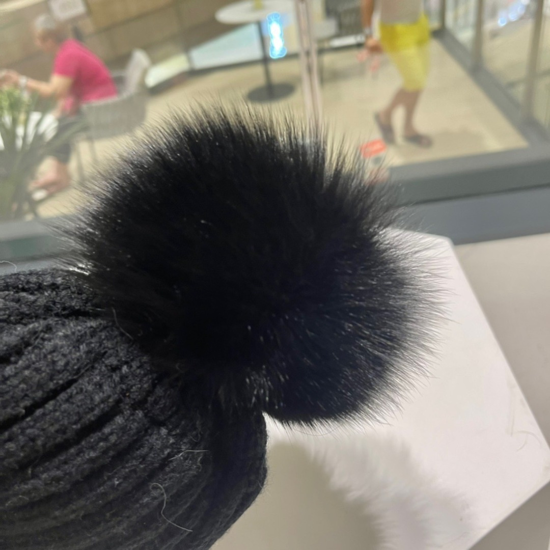  🧢普拉达PRADA👒 2025秋冬配狐狸毛球专柜针织毛线帽，超火爆💖质感一流，出街超好搭配！减龄神器