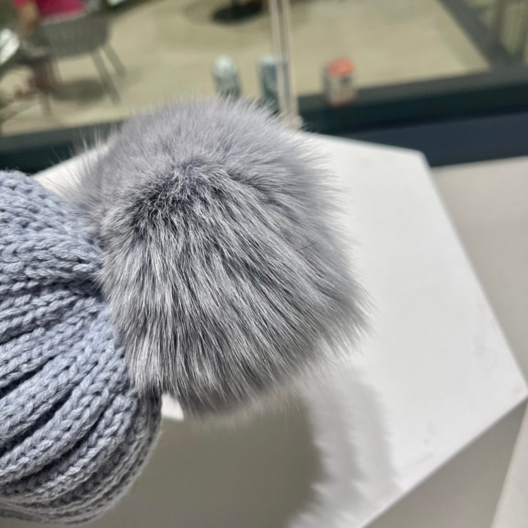  🧢普拉达PRADA👒 2025秋冬配狐狸毛球专柜针织毛线帽，超火爆💖质感一流，出街超好搭配！减龄神器