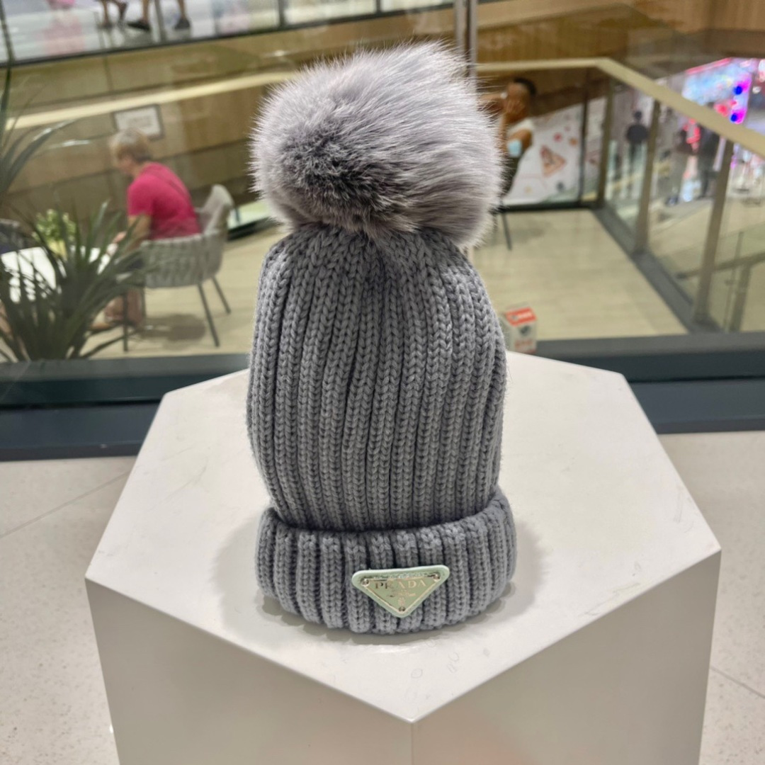  🧢普拉达PRADA👒 2025秋冬配狐狸毛球专柜针织毛线帽，超火爆💖质感一流，出街超好搭配！减龄神器