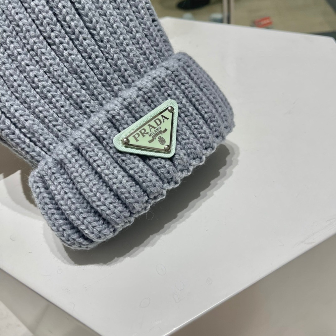  🧢普拉达PRADA👒 2025秋冬配狐狸毛球专柜针织毛线帽，超火爆💖质感一流，出街超好搭配！减龄神器