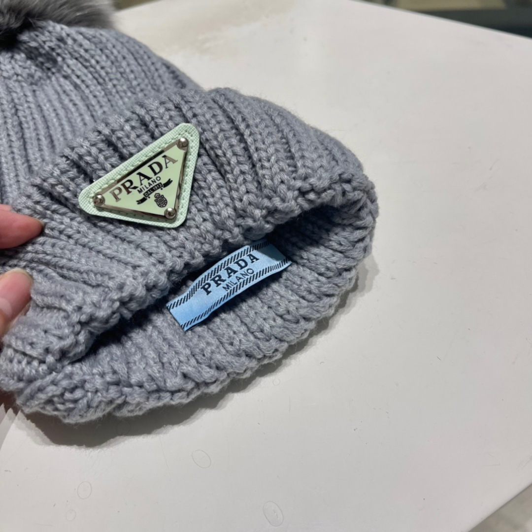  🧢普拉达PRADA👒 2025秋冬配狐狸毛球专柜针织毛线帽，超火爆💖质感一流，出街超好搭配！减龄神器