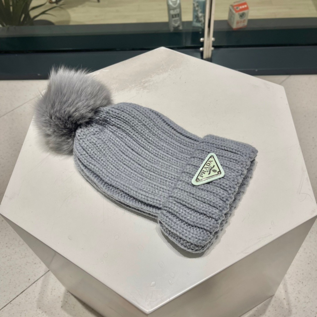  🧢普拉达PRADA👒 2025秋冬配狐狸毛球专柜针织毛线帽，超火爆💖质感一流，出街超好搭配！减龄神器