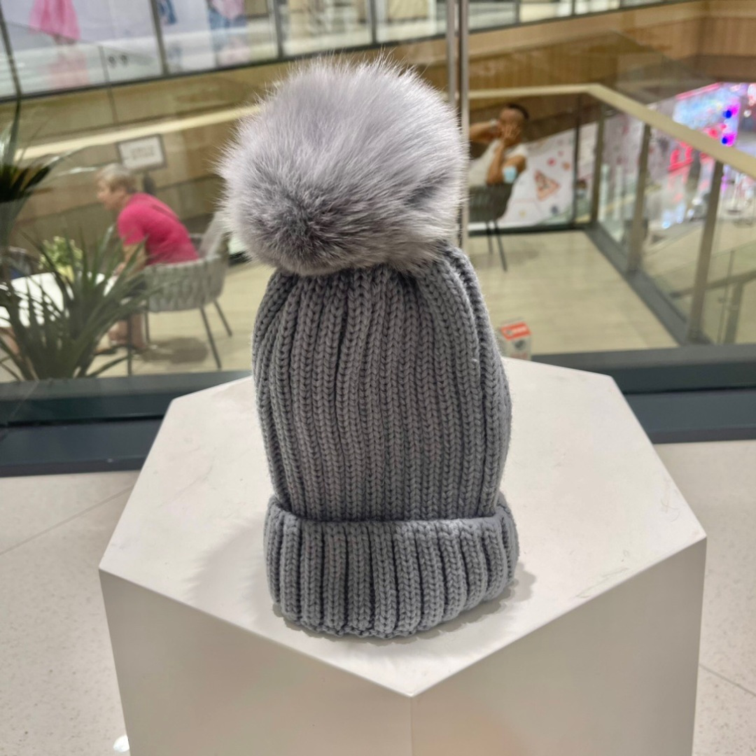  🧢普拉达PRADA👒 2025秋冬配狐狸毛球专柜针织毛线帽，超火爆💖质感一流，出街超好搭配！减龄神器