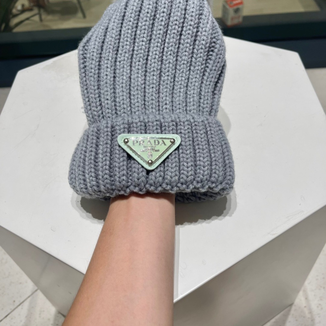  🧢普拉达PRADA👒 2025秋冬配狐狸毛球专柜针织毛线帽，超火爆💖质感一流，出街超好搭配！减龄神器