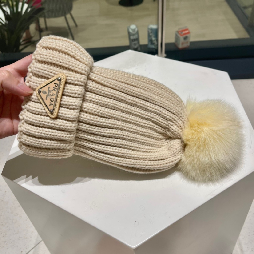  🧢普拉达PRADA👒 2025秋冬配狐狸毛球专柜针织毛线帽，超火爆💖质感一流，出街超好搭配！减龄神器