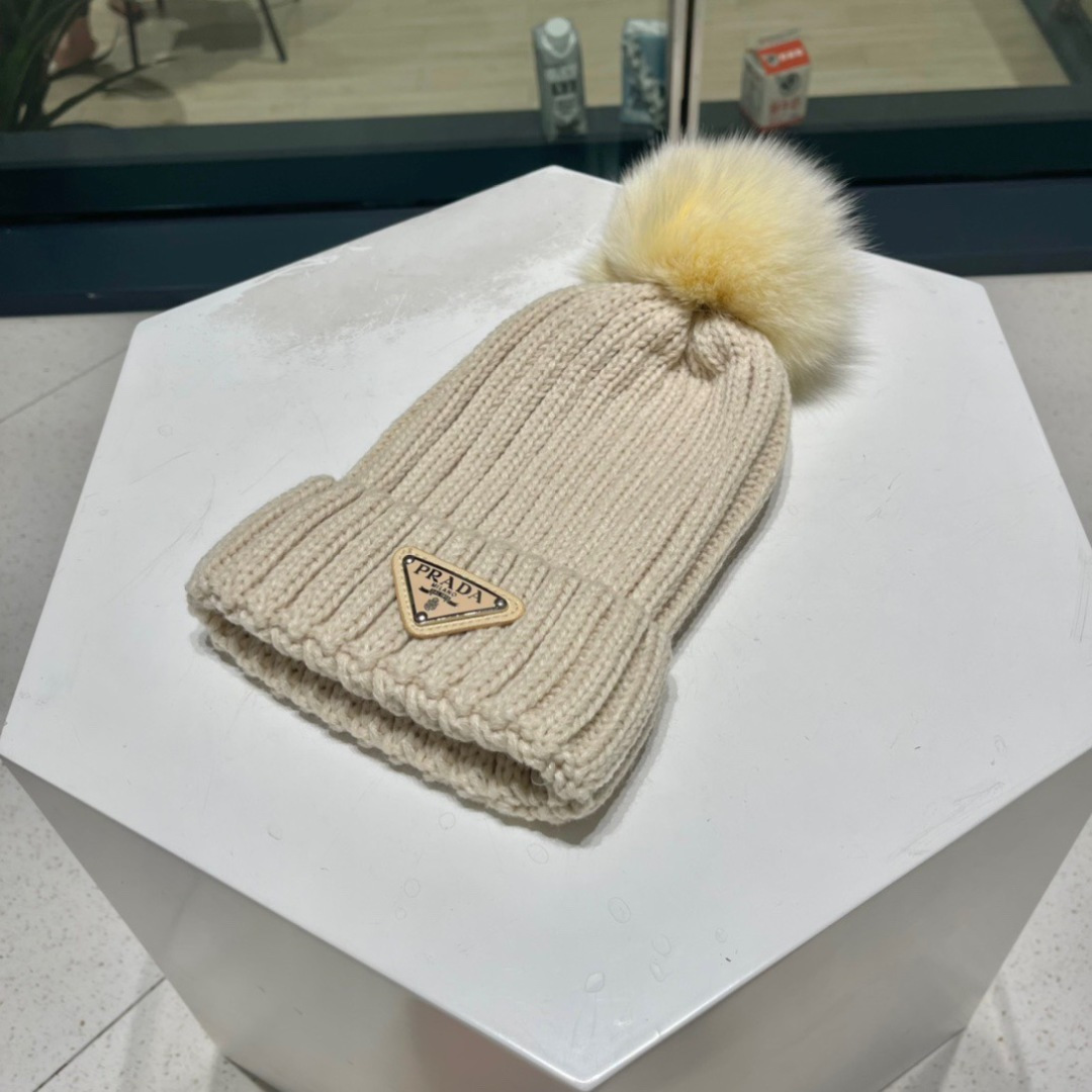  🧢普拉达PRADA👒 2025秋冬配狐狸毛球专柜针织毛线帽，超火爆💖质感一流，出街超好搭配！减龄神器