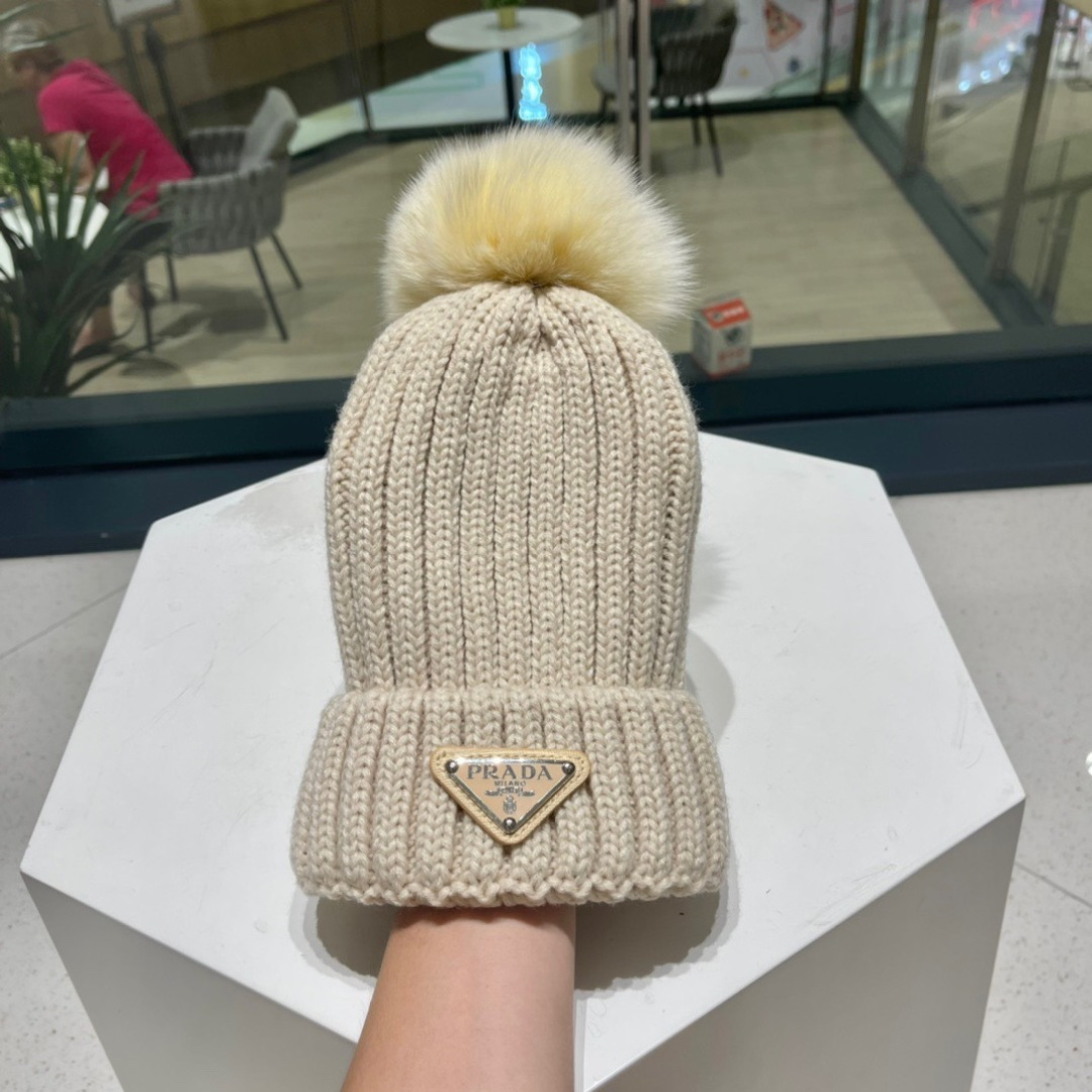  🧢普拉达PRADA👒 2025秋冬配狐狸毛球专柜针织毛线帽，超火爆💖质感一流，出街超好搭配！减龄神器