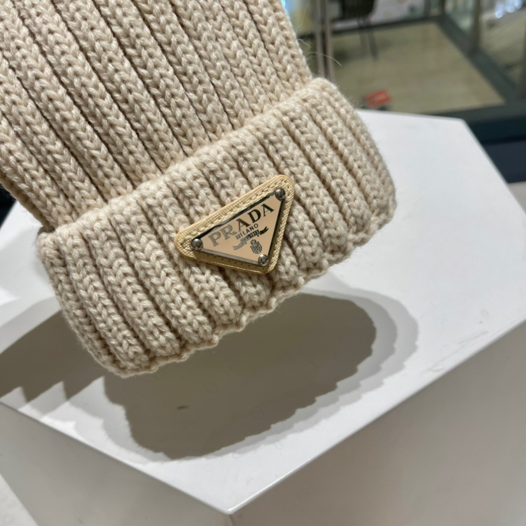  🧢普拉达PRADA👒 2025秋冬配狐狸毛球专柜针织毛线帽，超火爆💖质感一流，出街超好搭配！减龄神器