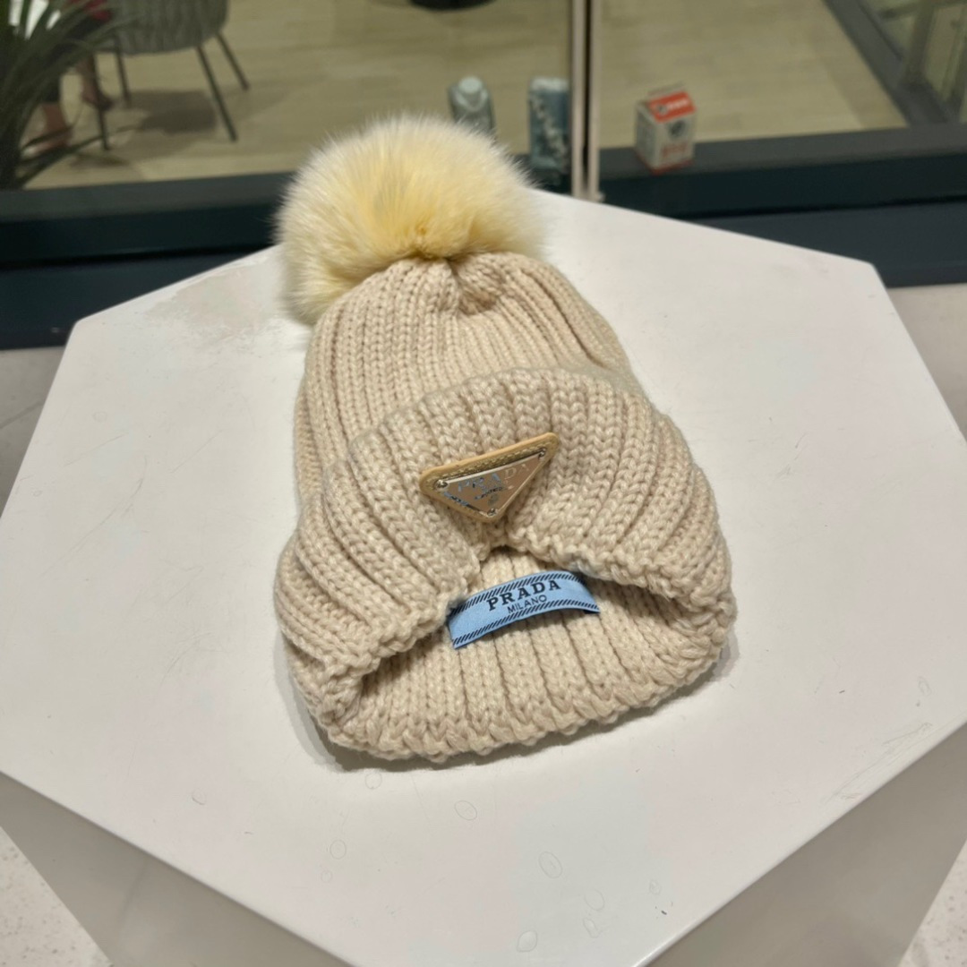  🧢普拉达PRADA👒 2025秋冬配狐狸毛球专柜针织毛线帽，超火爆💖质感一流，出街超好搭配！减龄神器