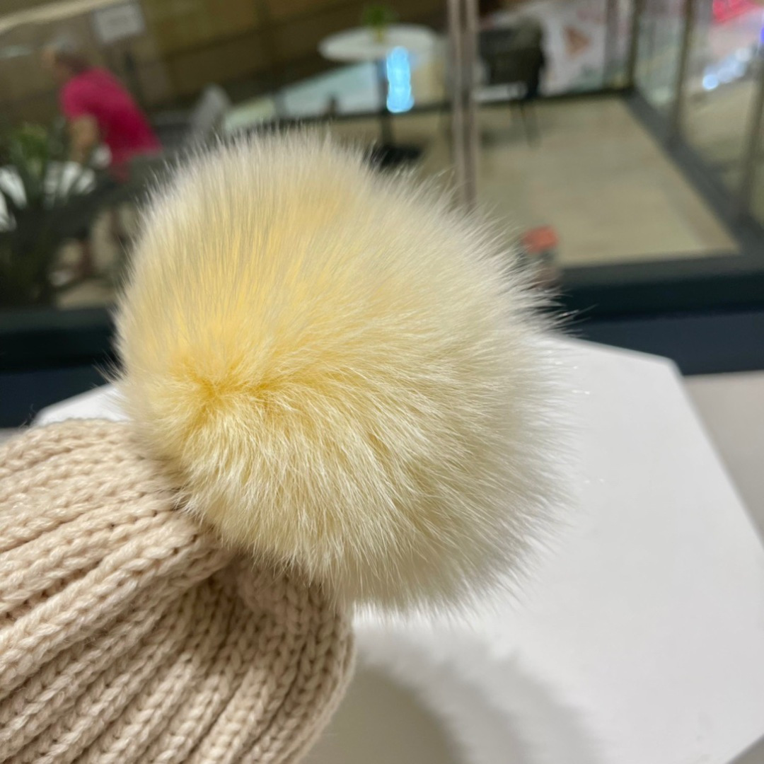  🧢普拉达PRADA👒 2025秋冬配狐狸毛球专柜针织毛线帽，超火爆💖质感一流，出街超好搭配！减龄神器