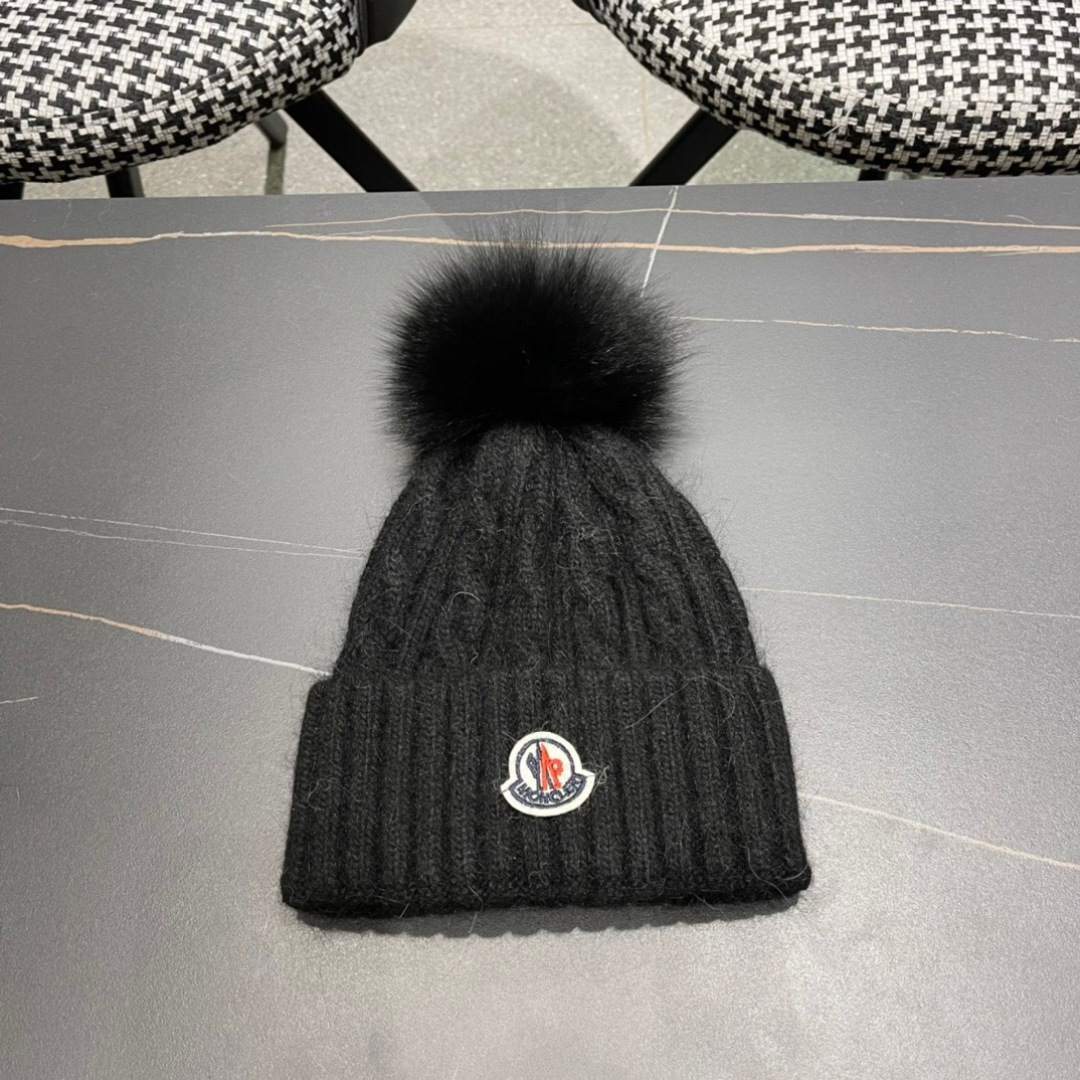  经典蒙口毛线帽
秋冬颜值超高的单品之一
真狐狸毛球 毛质非常紧致有质感！