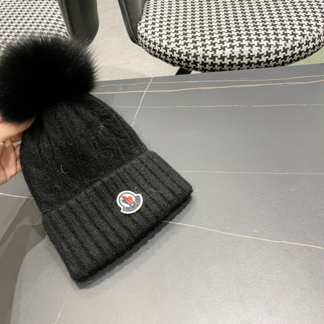  经典蒙口毛线帽
秋冬颜值超高的单品之一
真狐狸毛球 毛质非常紧致有质感！