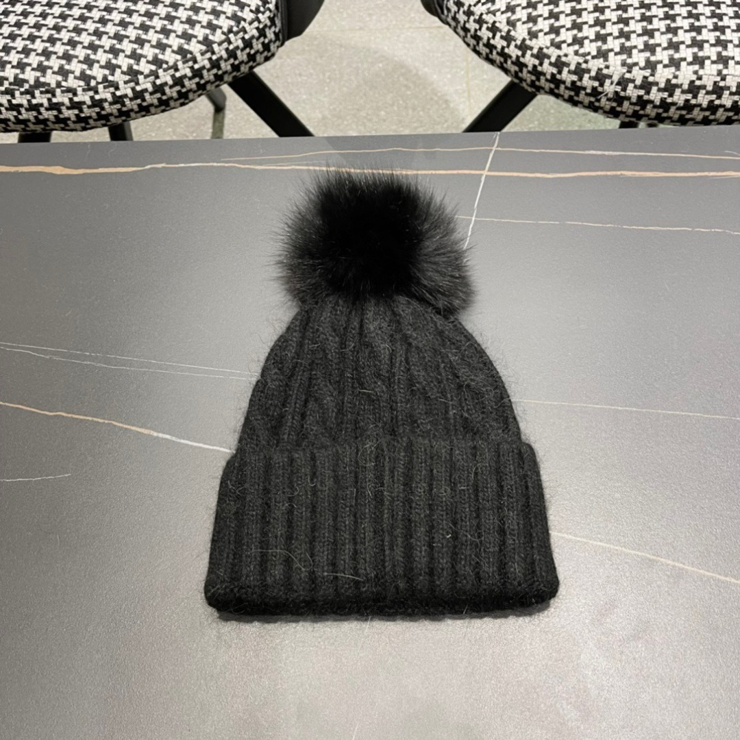  经典蒙口毛线帽
秋冬颜值超高的单品之一
真狐狸毛球 毛质非常紧致有质感！