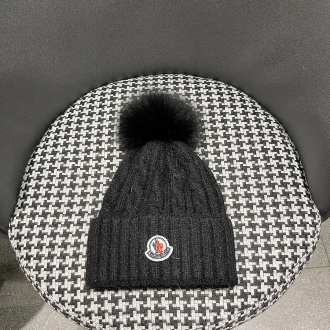  经典蒙口毛线帽
秋冬颜值超高的单品之一
真狐狸毛球 毛质非常紧致有质感！