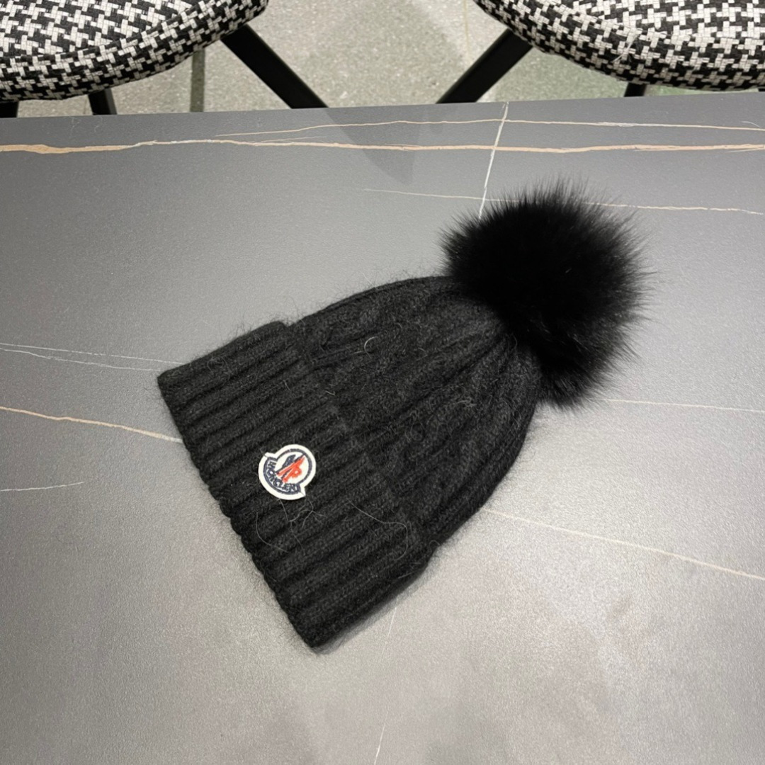  经典蒙口毛线帽
秋冬颜值超高的单品之一
真狐狸毛球 毛质非常紧致有质感！