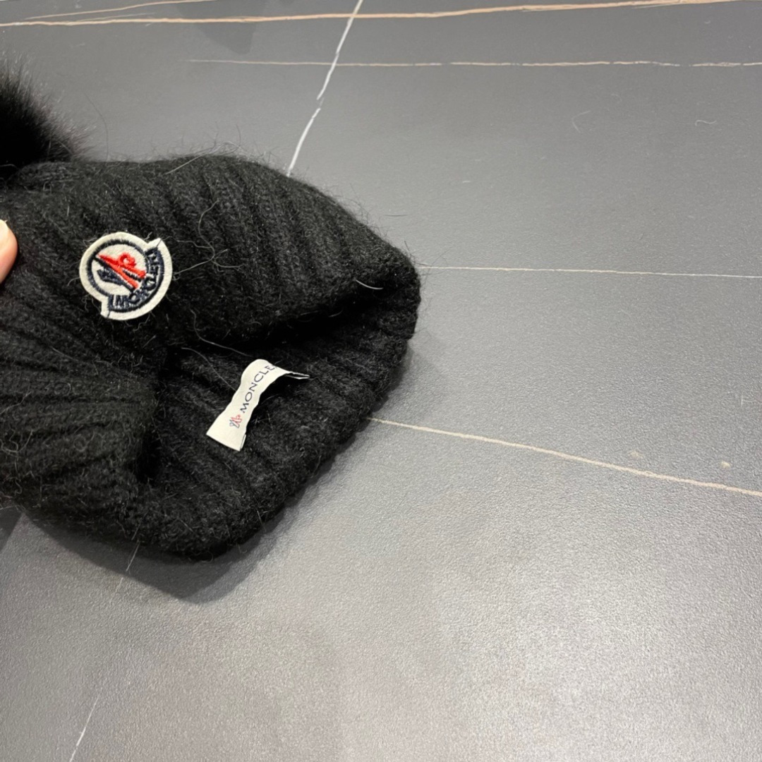  经典蒙口毛线帽
秋冬颜值超高的单品之一
真狐狸毛球 毛质非常紧致有质感！