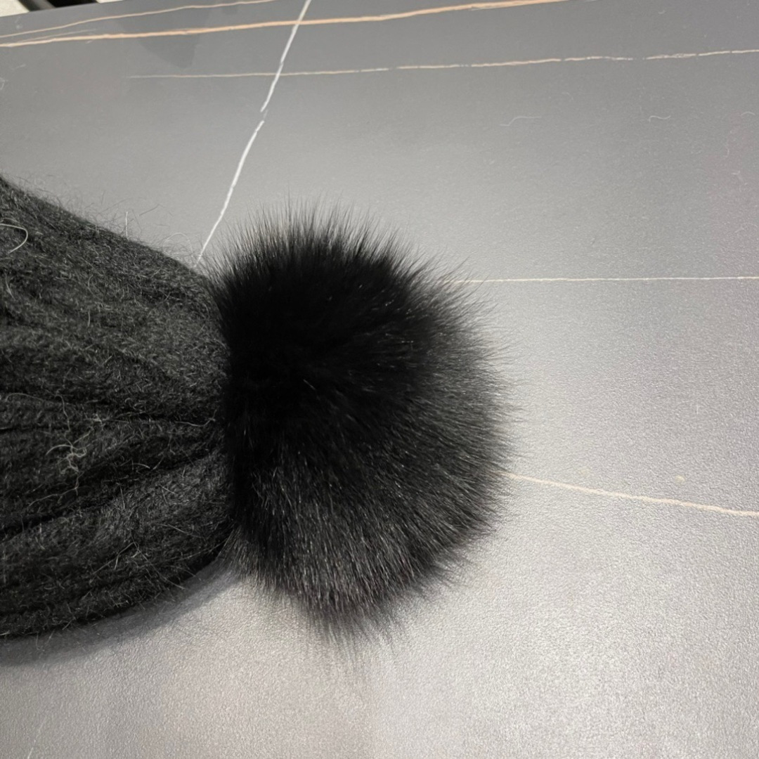  经典蒙口毛线帽
秋冬颜值超高的单品之一
真狐狸毛球 毛质非常紧致有质感！