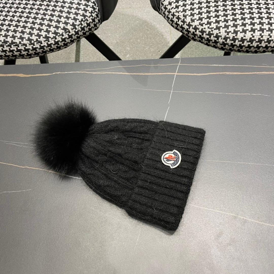  经典蒙口毛线帽
秋冬颜值超高的单品之一
真狐狸毛球 毛质非常紧致有质感！