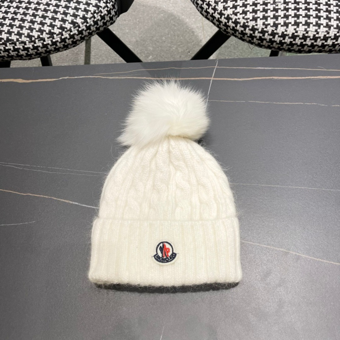  经典蒙口毛线帽
秋冬颜值超高的单品之一
真狐狸毛球 毛质非常紧致有质感！