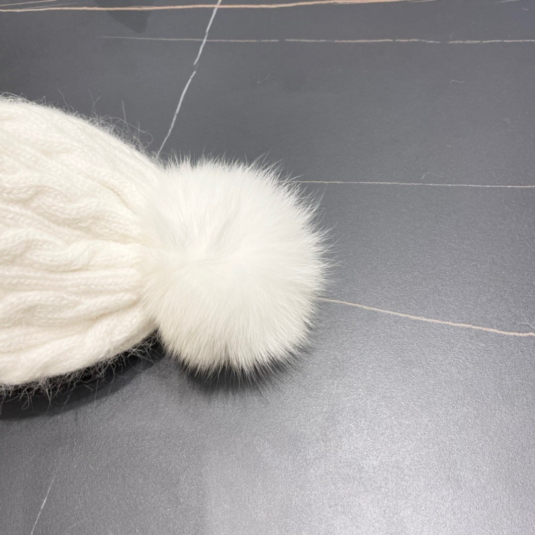  经典蒙口毛线帽
秋冬颜值超高的单品之一
真狐狸毛球 毛质非常紧致有质感！