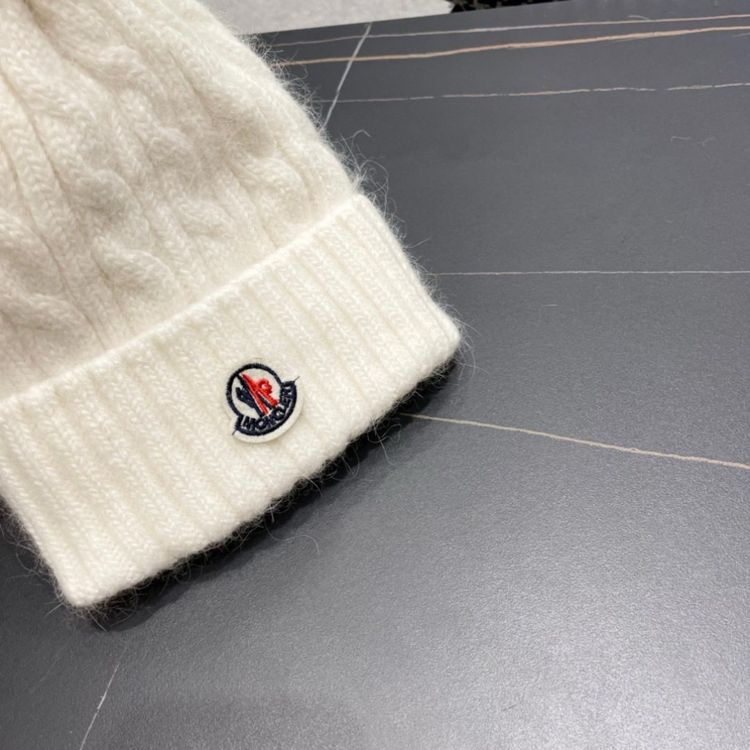  经典蒙口毛线帽
秋冬颜值超高的单品之一
真狐狸毛球 毛质非常紧致有质感！