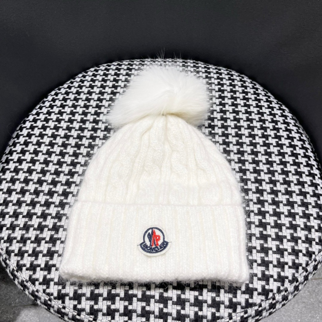  经典蒙口毛线帽
秋冬颜值超高的单品之一
真狐狸毛球 毛质非常紧致有质感！