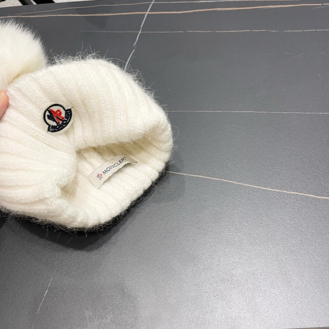  经典蒙口毛线帽
秋冬颜值超高的单品之一
真狐狸毛球 毛质非常紧致有质感！