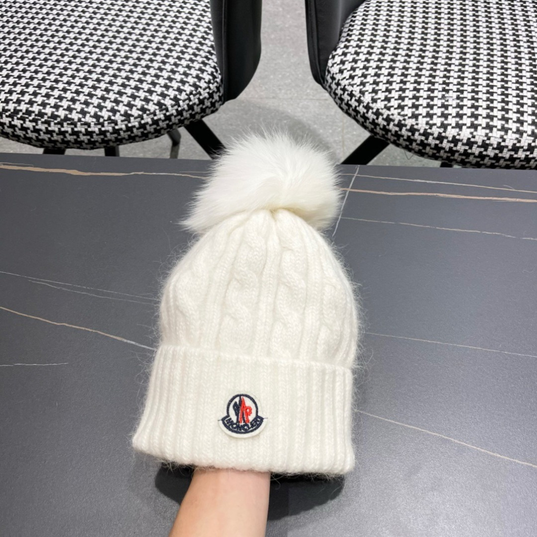  经典蒙口毛线帽
秋冬颜值超高的单品之一
真狐狸毛球 毛质非常紧致有质感！