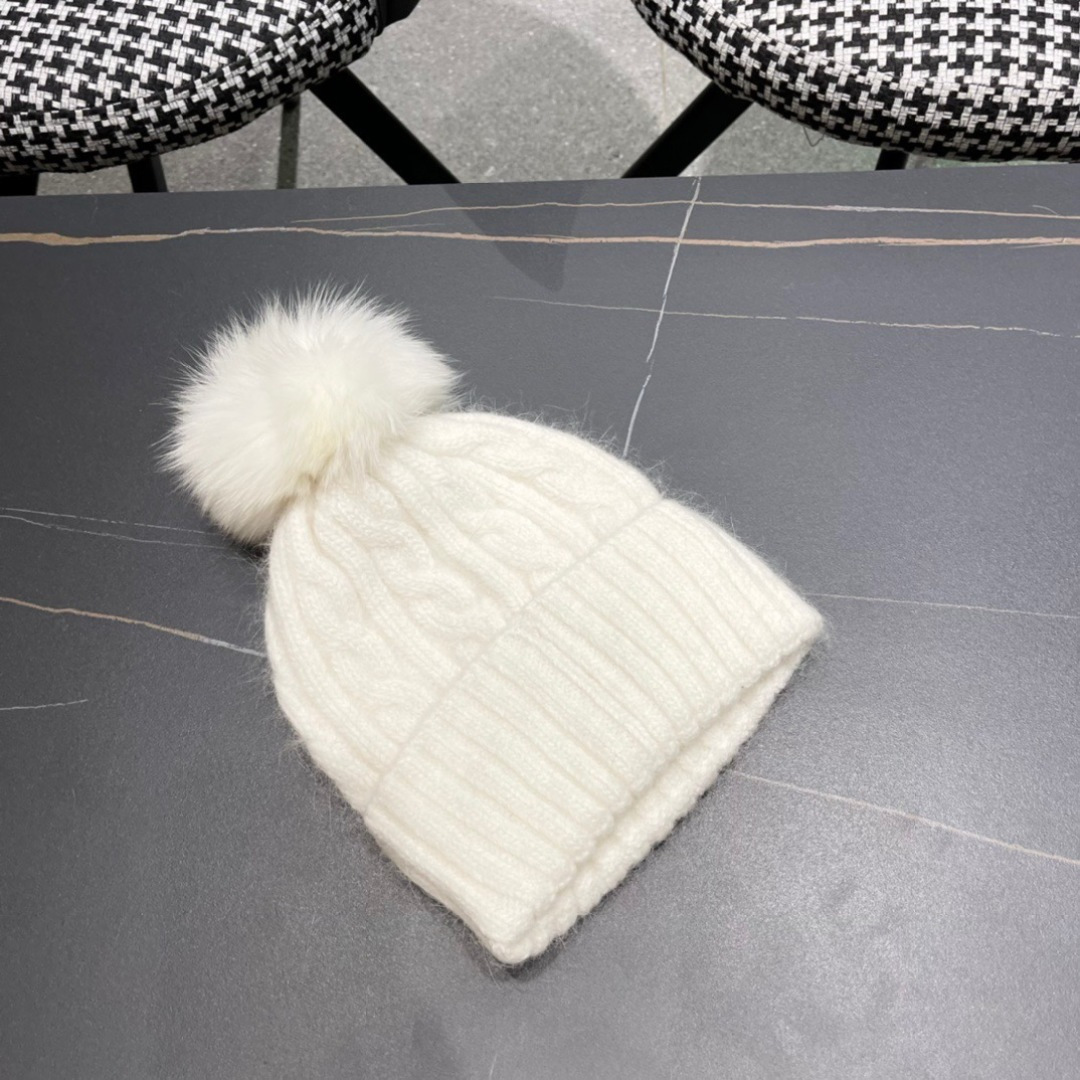 经典蒙口毛线帽
秋冬颜值超高的单品之一
真狐狸毛球 毛质非常紧致有质感！