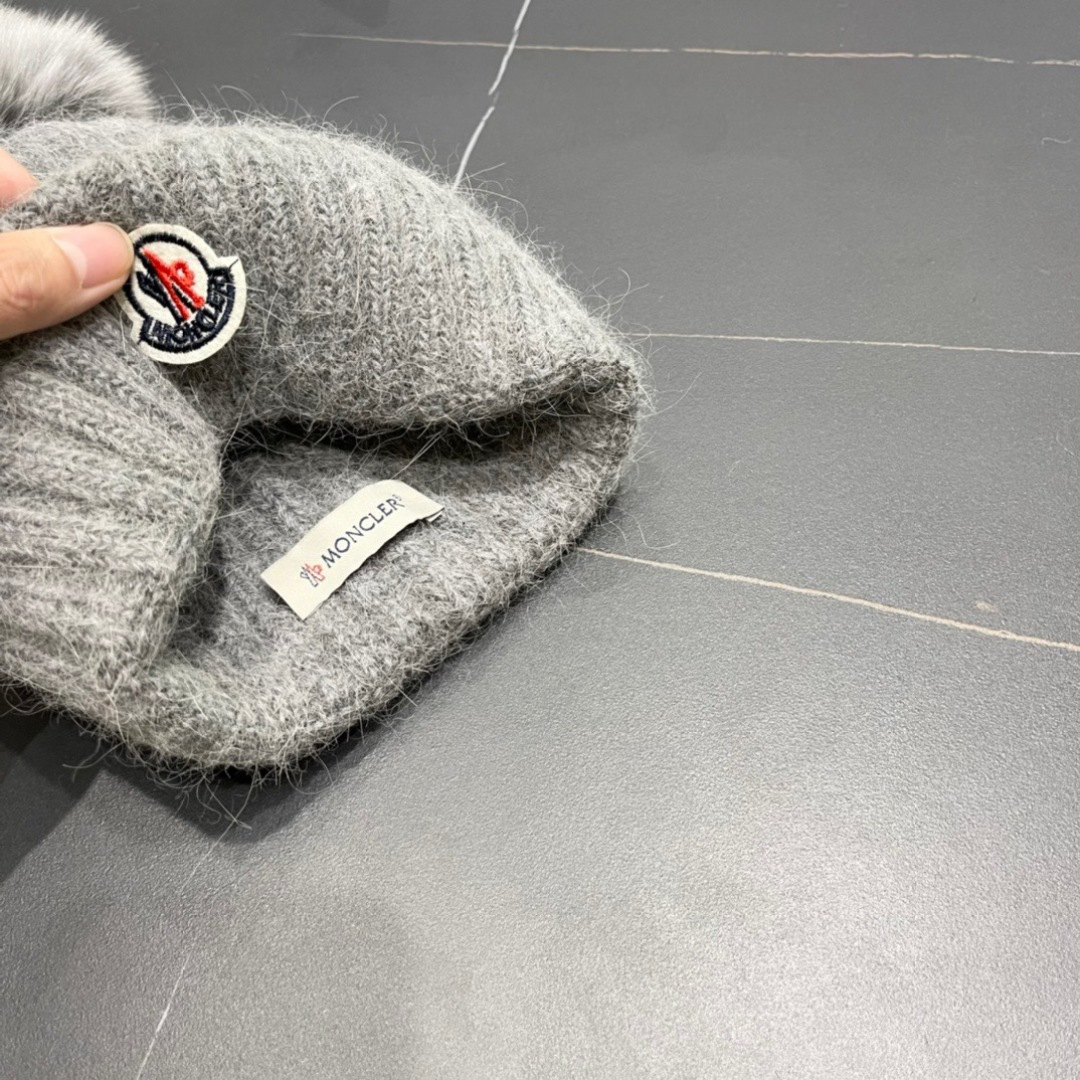  经典蒙口毛线帽
秋冬颜值超高的单品之一
真狐狸毛球 毛质非常紧致有质感！