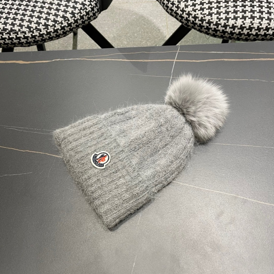  经典蒙口毛线帽
秋冬颜值超高的单品之一
真狐狸毛球 毛质非常紧致有质感！