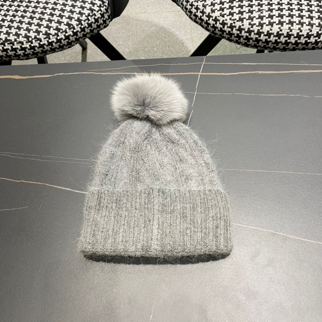  经典蒙口毛线帽
秋冬颜值超高的单品之一
真狐狸毛球 毛质非常紧致有质感！