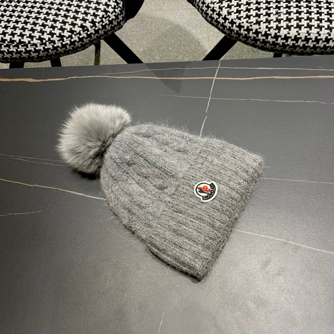  经典蒙口毛线帽
秋冬颜值超高的单品之一
真狐狸毛球 毛质非常紧致有质感！