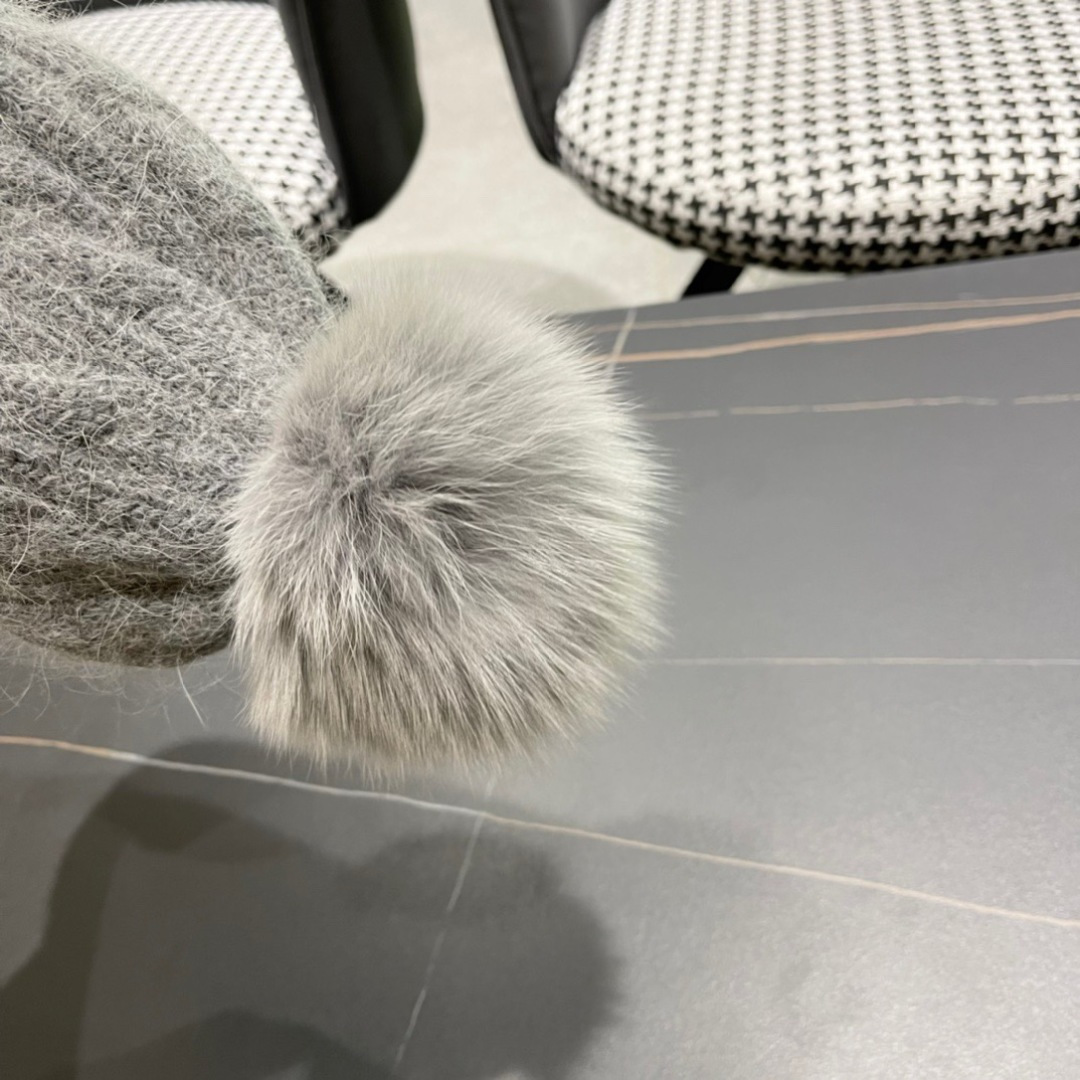  经典蒙口毛线帽
秋冬颜值超高的单品之一
真狐狸毛球 毛质非常紧致有质感！